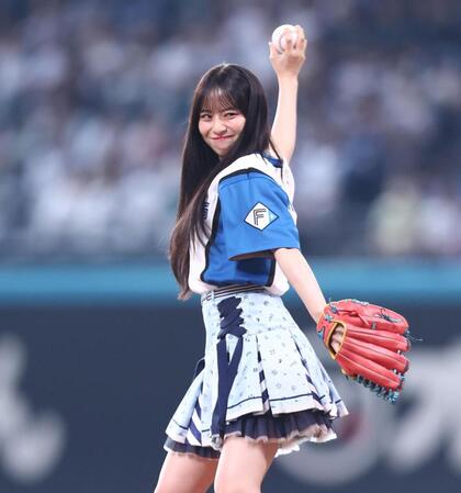 ファーストピッチセレモニーで投球する≠ＭＥ・冨田菜々風（撮影・中島達哉）