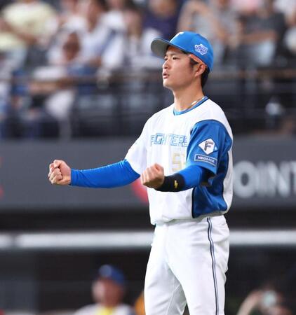 ファーストピッチセレモニーに登場した≠ＭＥ・冨田菜々風にエールを送る日本ハム・奈良間大己（撮影・中島達哉）