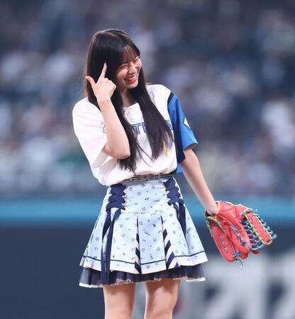 ファーストピッチセレモニーで投球し、笑顔を見せる≠ＭＥ・冨田菜々風（撮影・中島達哉）