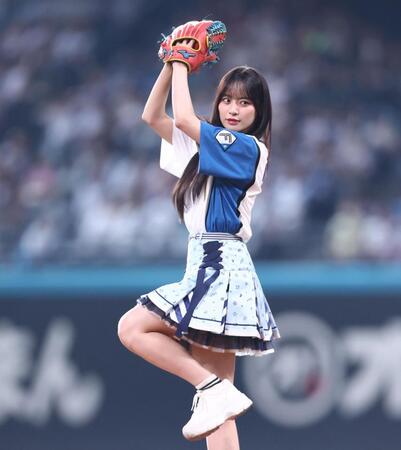 ファーストピッチセレモニーで投球する≠ＭＥ・冨田菜々風（撮影・中島達哉）