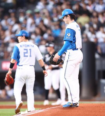 １回、清宮幸（左）の後逸から先制を許し、肩を落とす有原（撮影・中島達哉）