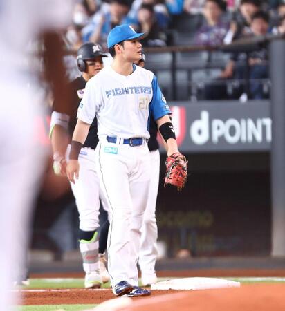 １回、佐藤（左奥）の打球を後逸し、ピンチを広げた清宮幸（撮影・中島達哉）