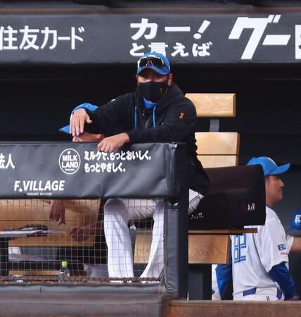 ８回を抑えた堀を手で招く新庄監督（撮影・中島達哉）
