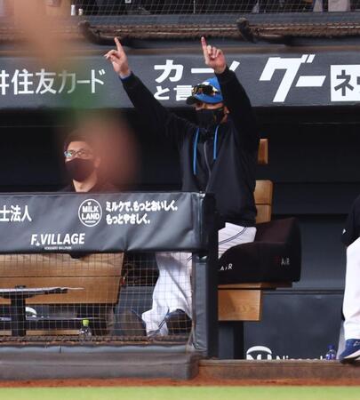 ７回、山県が二塁盗塁を決め、指を突き上げる新庄監督（右）＝撮影・中島達哉