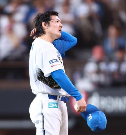 ３回、汗をぬぐう有原（撮影・中島達哉）