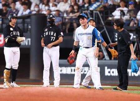 ５回、カストロの一塁送球が逸れ、寺地（左）と接触した清宮幸（中央）＝撮影・中島達哉