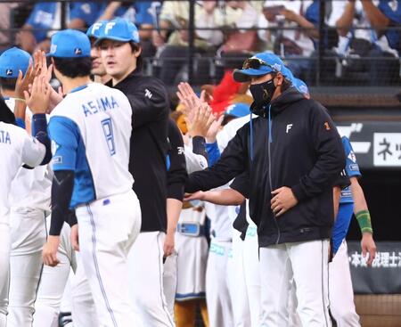 ナインを迎える新庄監督（右）＝撮影・中島達哉