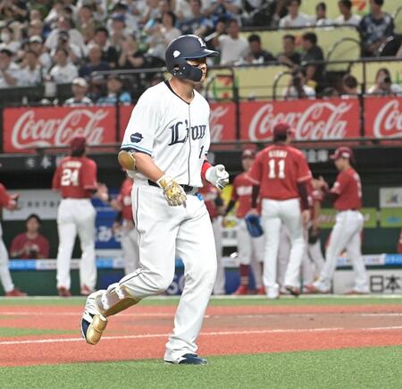 ４回、レフトフライに倒れる栗山（撮影・持木克友）