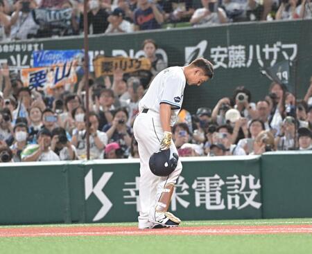 ８回、中前安打を放ちスタンドに一礼する栗山（撮影・持木克友）