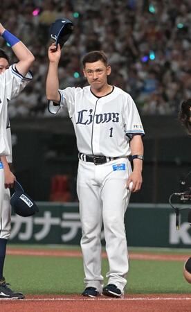 楽天を破りスタンドのファンに手をあげて応える栗山（撮影・持木克友）