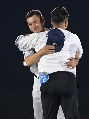 中島宏之氏と抱き合う西武・栗山巧（左）＝撮影・持木克友