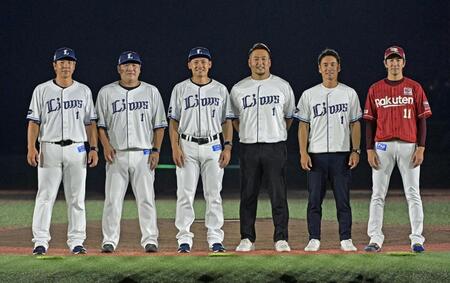 セレモニーに駆けつけた（左から）西武・炭谷銀仁朗、西武・中村剛也、西武・栗山巧、中島宏之氏、片岡保幸氏、楽天・岸孝之＝ベルーナドーム（撮影・持木克友）