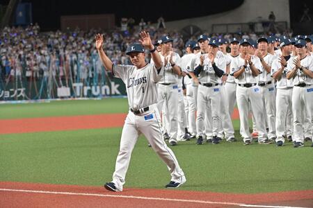 ナインに見送られグラウンドを後にする栗山（撮影・持木克友）