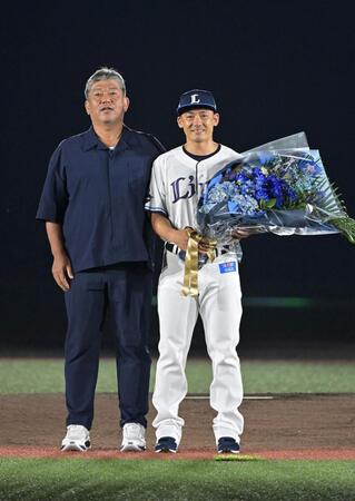 野茂氏（左）から花束をプレゼントされ写真に納まる栗山（撮影・持木克友）