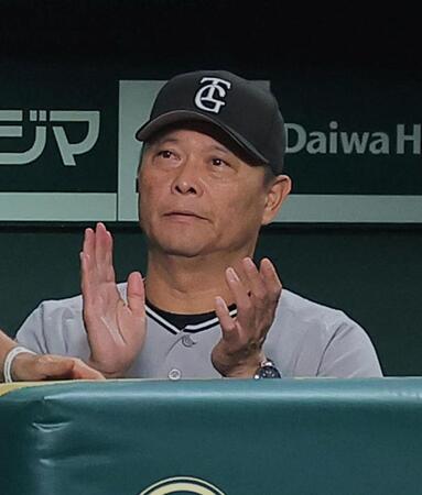９回、ベンチで手をたたく橋上監督代行（撮影・西田忠信）