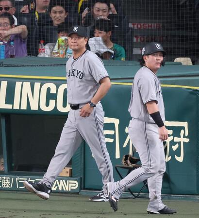 ６回表が終了し、選手交代を告げにベンチを出る橋上監督代行（左）＝撮影・立川洋一郎