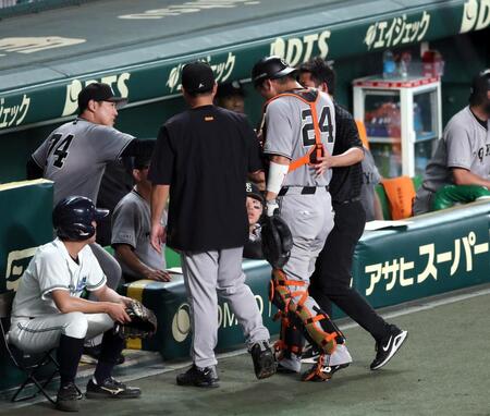 ３回、故障しベンチに戻る大城（撮影・山口登）