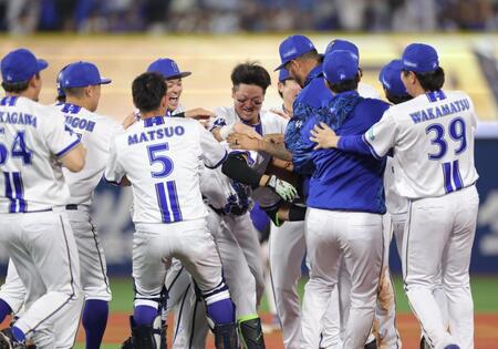９回、中前にサヨナラ打を放ち、ナインに祝福される蝦名（中央）＝撮影・西岡正