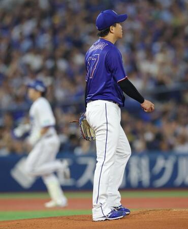 １回、佐野（左）に先制ソロを浴びた柳（撮影・西岡正）