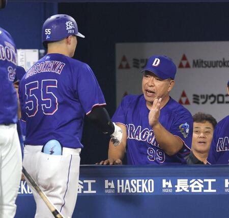 ５回、勝ち越し犠飛を放った細川（左）を迎える井上監督（撮影・西岡正）