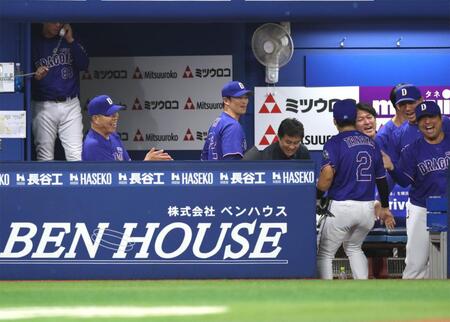 ８回、ピンチをしのいだナインを笑顔で祝福する井上監督（左）＝撮影・西岡正