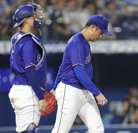 ９回、同点とされ、肩を落とす松山（右）＝撮影・西岡正
