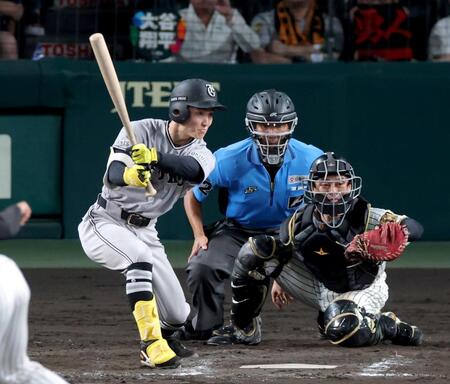 ９回表巨人２死満塁、左前へ適時打を放つ巨人・浦田俊輔＝甲子園（撮影・立川洋一郎）