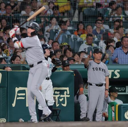 ９回、代打に坂本勇（左）を告げる橋上監督代行（撮影・西田忠信）