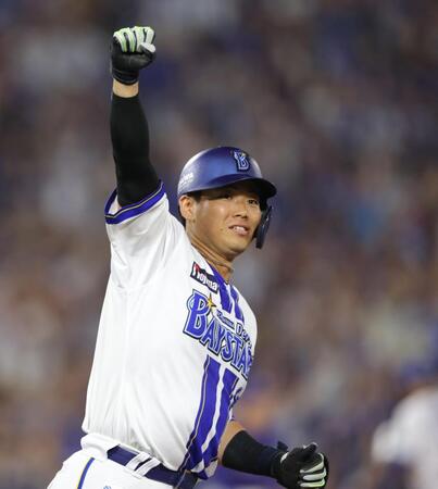 ９回、中前にサヨナラ打を放ち、ガッツポーズの蝦名（撮影・西岡正）