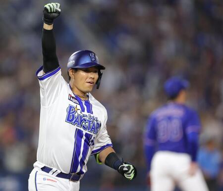 ９回、中前にサヨナラ打を放ち、ガッツポーズの蝦名（撮影・西岡正）