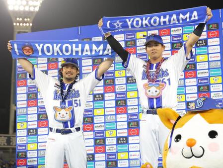お立ち台でポーズを決める宮崎（左）と蝦名（撮影・西岡正）