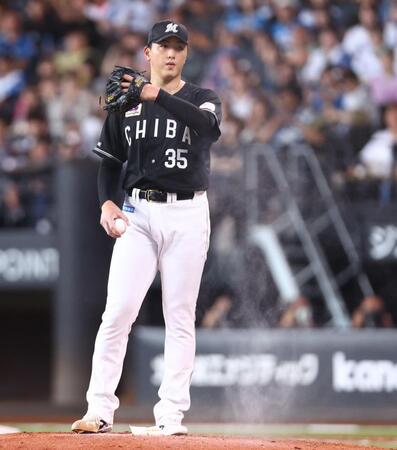 ２回、マウンドに舞ったロジンの粉を払う田中（撮影・中島達哉）