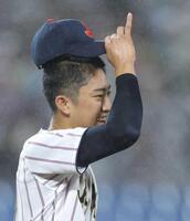 　２回、６点目を失うも、笑顔を見せる織田（撮影・西岡正）
