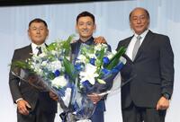 田辺徳雄３軍コーチ（左）と渡辺久信氏（右）から花束を贈られ笑顔を見せる栗山（撮影・吉澤敬太）