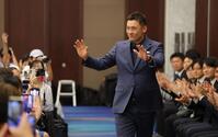 ファンに手を振りながら会場を後にする栗山（撮影・吉澤敬太）