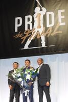 田辺徳雄３軍コーチ（左）と渡辺久信氏（右）から花束を贈られ笑顔を見せる栗山（撮影・吉澤敬太）