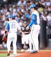 １回、清宮幸（左）の後逸から先制を許し、肩を落とす有原（撮影・中島達哉）