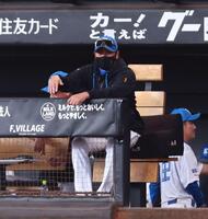 ８回を抑えた堀を手で招く新庄監督（撮影・中島達哉）