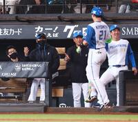 ５回、同点２ランを放った清宮幸（２１）を迎える新庄監督（左から２人目）＝撮影・中島達哉