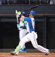 ５回、同点２ランを放つ清宮幸（撮影・中島達哉）