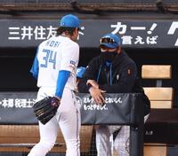 ８回を抑えた堀（３４）に声を掛ける新庄監督（撮影・中島達哉）