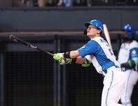 ５回、同点２ランを放つ清宮幸（撮影・中島達哉）