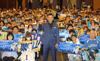 大勢のファンの前で引退会見を行った栗山（撮影・吉澤敬太）