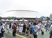 栗山引退試合を見に多くのファンが集まった（撮影・持木克友）