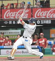 ８回、中前安打を放つ栗山（撮影・持木克友）