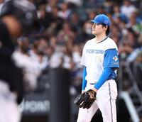 ５回、安田（左）に２ランを浴びる有原（撮影・中島達哉）