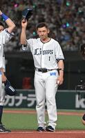 楽天を破りスタンドのファンに手をあげて応える栗山（撮影・持木克友）