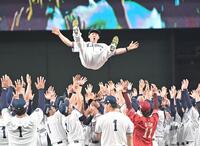 チームメイトと岸に胴上げされる栗山（撮影・持木克友）
