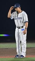 引退のあいさつをする栗山（撮影・持木克友）