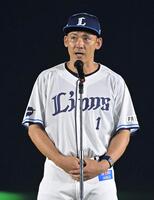 引退のあいさつをする栗山（撮影・持木克友）
